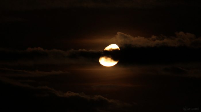 Mond mit Goldenem Henkel am 20. September 2018 um 00:45 Uhr hinter Wolken