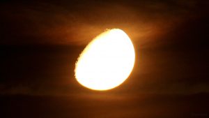 Mond mit Goldenem Henkel am 20. September 2018 um 00:57 Uhr hinter Wolken