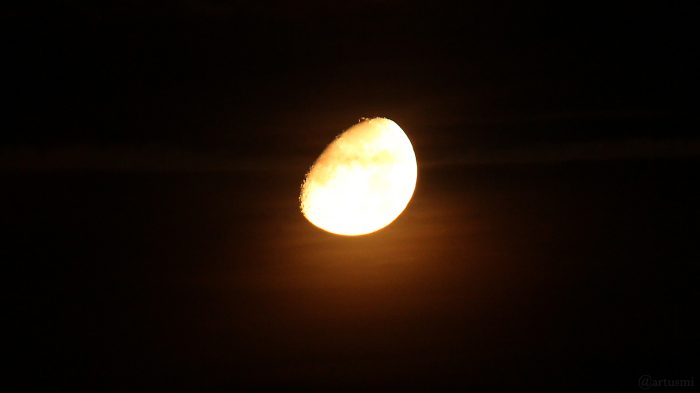 Mond mit Goldenem Henkel am 20. September 2018 um 00:59 Uhr hinter Wolken