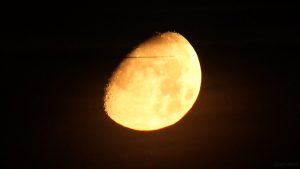 Flugzeug passiert Mond mit Goldenem Henkel am 20. September 2018 um 01:00 Uhr
