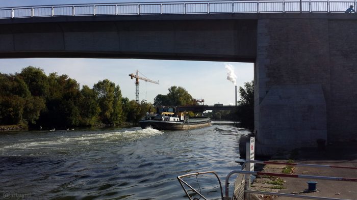 Der Main am 26. September 2018 um 10:48 Uhr bei Ochsenfurt mit Alter und Neuer Mainbrücke sowie Zuckerfabrik