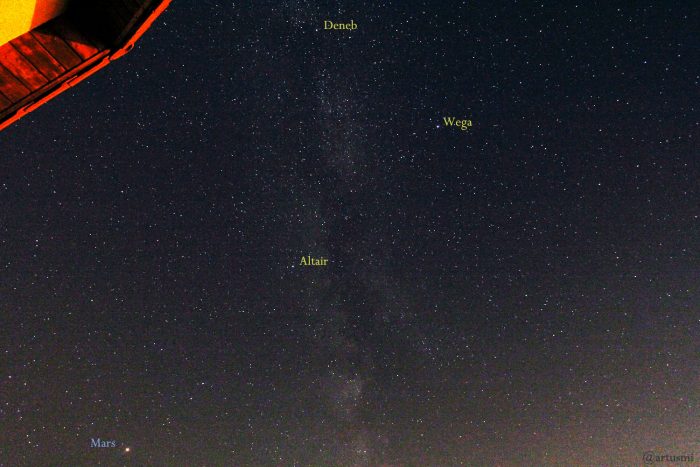 Teil der Milchstraße mit Mars und Sommerdreieck am 4. Oktober 2018 um 21:23 Uhr
