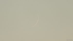 Schmale Mondsichel am 10. Oktober 2018 um 18:46 Uhr, sechs Minuten nach Sonnenuntergang