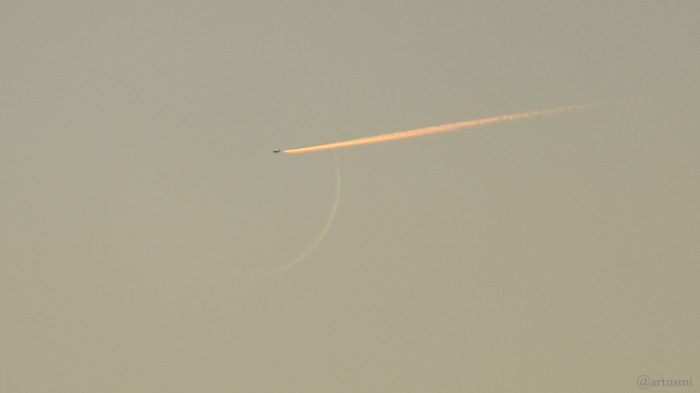 Schmale Mondsichel mit Flugzeug am 10. Oktober 2018 um 18:49 Uhr