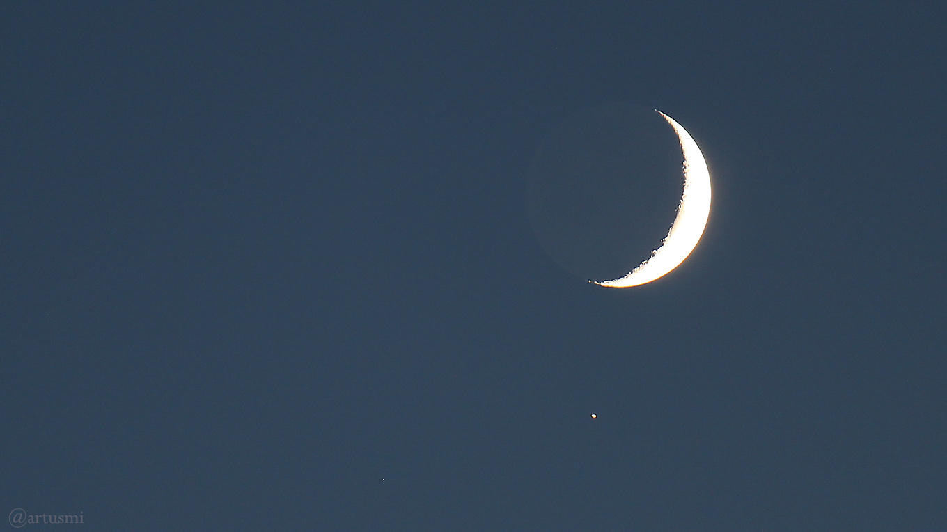 Mond mit Erdlicht und Saturn am 11. November 2018 um 17:21 Uhr