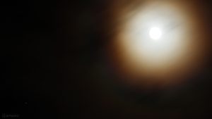 Aldebaran und Mond mit Hof und schwachen Kränzen am 20. Dezember 2018 um 20:40 Uhr
