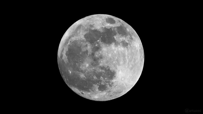 Der Mond am 20. Januar 2019 um 21:04 Uhr - Phase: 99,8% - 6,5 Stunden vor Beginn der Halbschattenfinsternis.