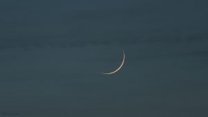 Schmale Mondsichel nach Neumond am 6. Februar 2019 um 18:02 Uhr