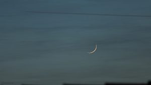 Schmale Mondsichel nach Neumond am 6. Februar 2019 um 18:06 Uhr