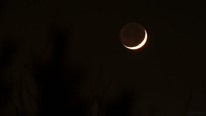 Schmale Mondsichel mit Erdlicht am 7. Februar 2019 um 19:28 Uhr