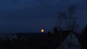 Untergehender Mond am 19. März 2019 um 05:50 Uhr