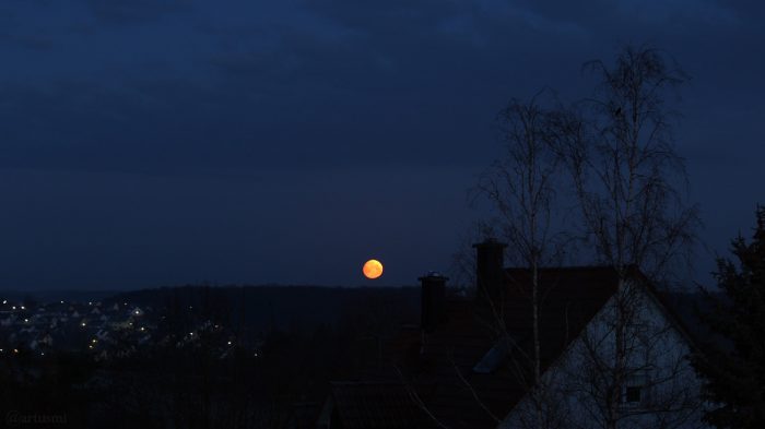 Untergehender Mond am 19. März 2019 um 05:50 Uhr