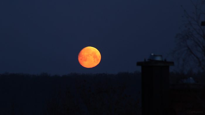 Untergehender Mond am 19. März 2019 um 05:51 Uhr