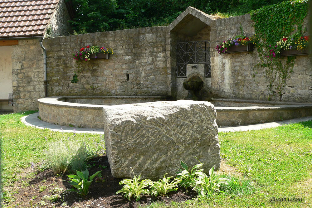 Dorfbrunnen mit dem Göpelstein in Eisingen