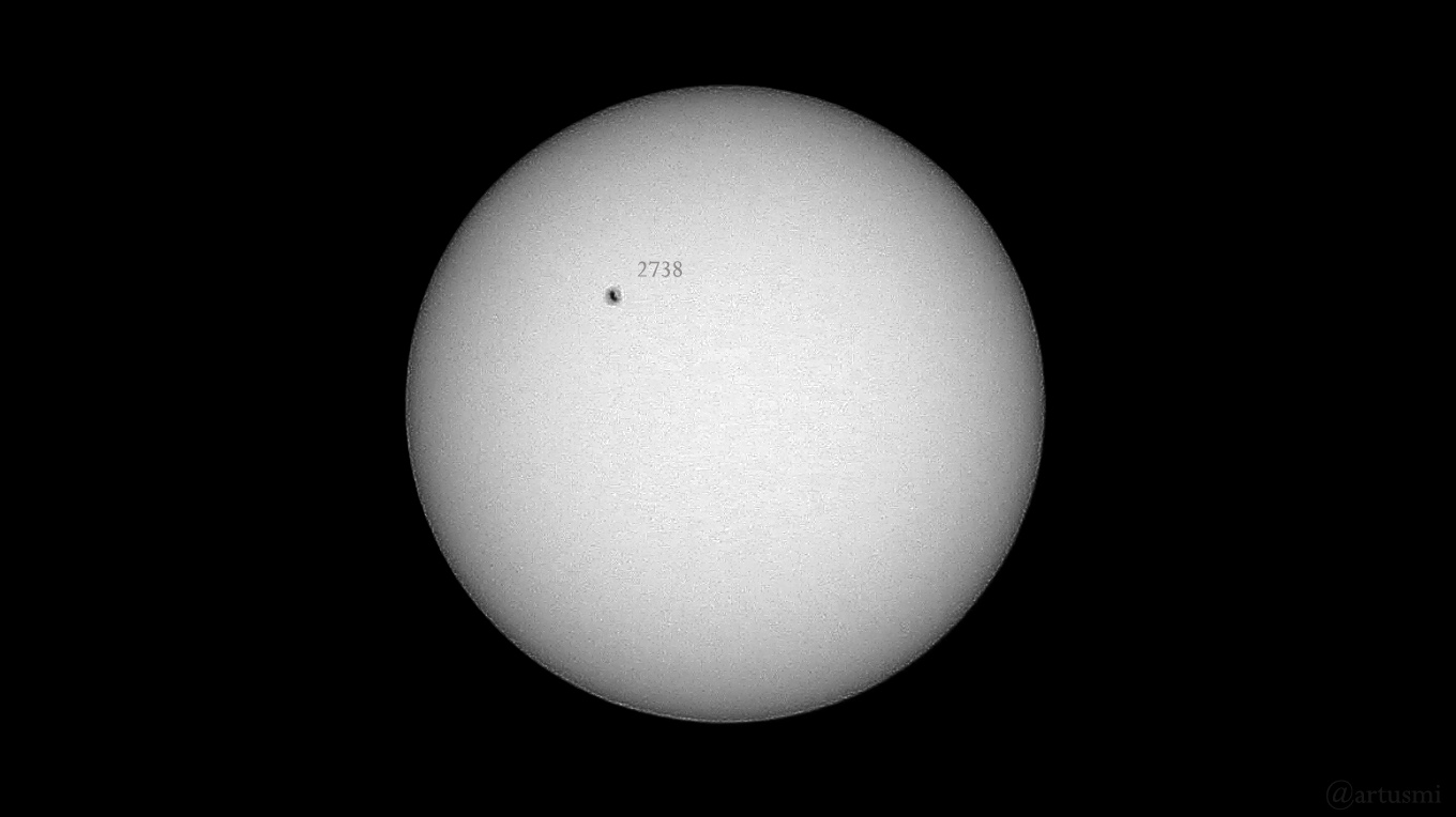 Sonnenfleckengruppe AR 2738 am 11. April 2019 um 13:15 Uhr