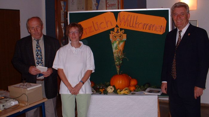 Wahlhelfer am 22. September 2002 - von links nach rechts: Willibald Baumeister, Karola Weber und Altbürgermeister Horst Pfau, Amtsvorgänger von Erich Günder.