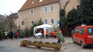 Christbaumverkauf der Jugendfeuerwehr am 14. Dezember 2002 auf dem Place Bernières-sur-Mer
