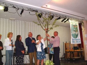 Übergabe des Apfelbaums aus Bernières-sur-Mer am 31. Mai 2003