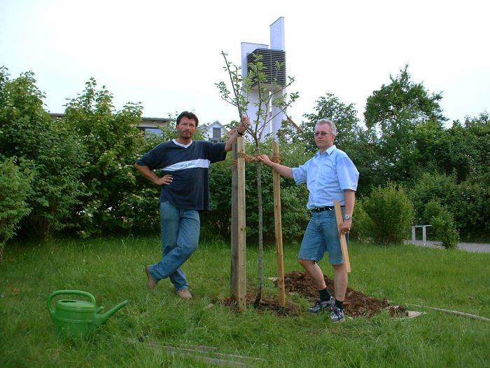 Artur Schmitt und Robert Bromma nach der Pflanzung des Apfelbaums aus Bernières-sur-Mer am 3. Juni 2003