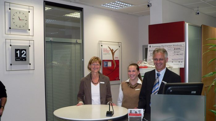 Sparkassenteam in neuen Räumen am 12. Mai 2007. Von links nach rechts: Irmgard Ott, Simone Lurz und Filialleiter Roland Borst.