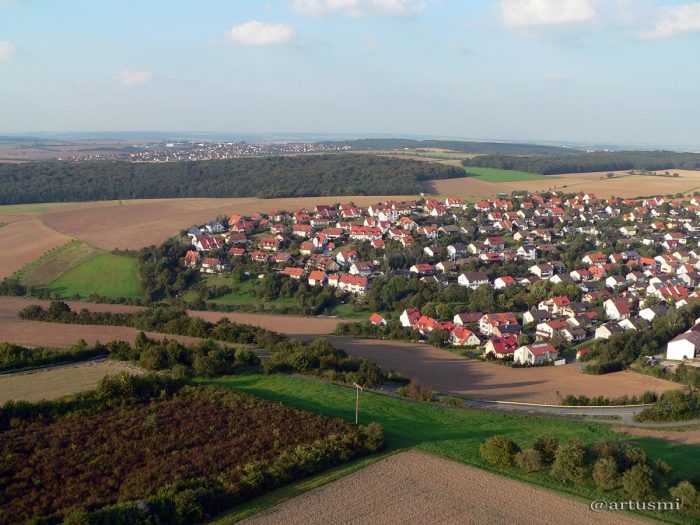Westlicher Ortsrand von Eisingen mit Blick nach Waldbüttelbrunn