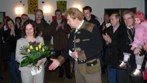 Ursula Engert und Kontrahent Bernhard Lobinger nach der Bürgermeisterwahl am 16. März 2008