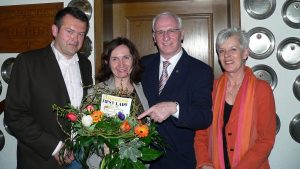 Eisingens First Lady und künftige 1. Bürgermeisterin Ursula Engert mit ihrem Ehemann Harald Lederer (links) und ihrem bisherigen Chef, dem 1. Bürgermeister von Höchberg, Peter Stichler, mit Gattin Elli Stichler am 16. März 2008