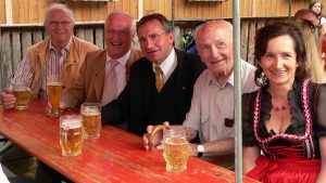Prominenz beim Eisinger Backhäuslesfest am 26. Juni 2009. Von links nach rechts: Altbürgermeister Erich Günder, 1. Bürgermeister Peter Stichler (Höchberg), Bundestagsabgeordneter Paul Lehrieder, Altbürgermeister und Ehrenbürger Erich Bender und 1. Bürgermeisterin Ursula Engert.