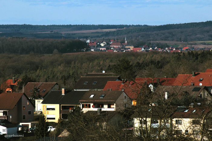 Blick zum sechs Kilometer entfernten Nachbarort Hettstadt.