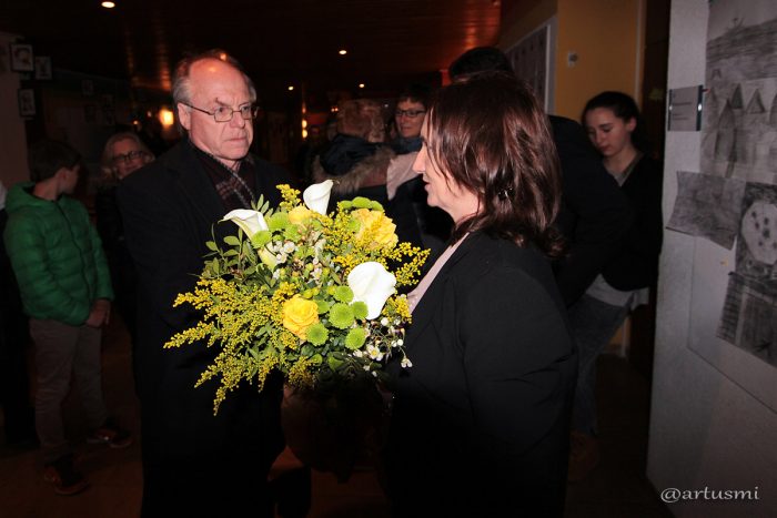 Gemeinderat Dr. Helmut Kennerknecht gratuliert Bürgermeisterin Ursula Engert zum Wahlsieg.