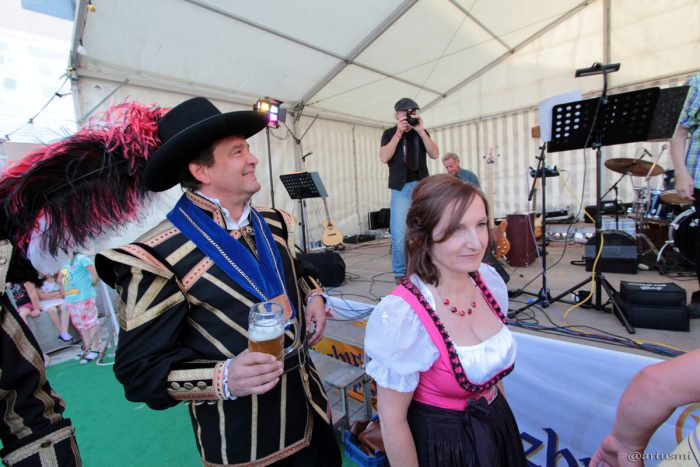 1. Bürgermeisterin Ursula Engert eröffnet das Backhäuslesfest am 27. Juni 2014