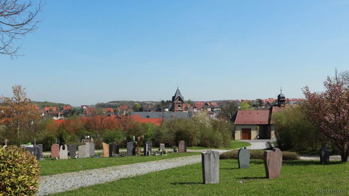 Neuer Friedhof und St. Nikolauskirche am 18. April 2018