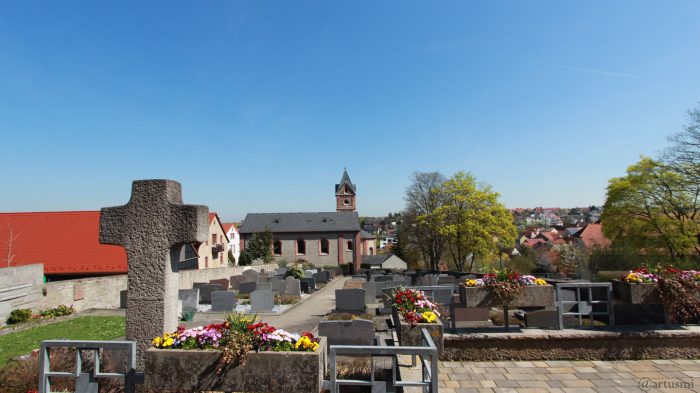 Alter Friedhof und St. Nikolauskirche am 18. April 2018