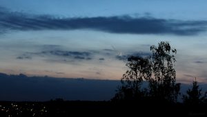 Schmale Mondsichel am 6. Mai 2019 um 21:41 Uhr am WNW-Himmel von Eisingen