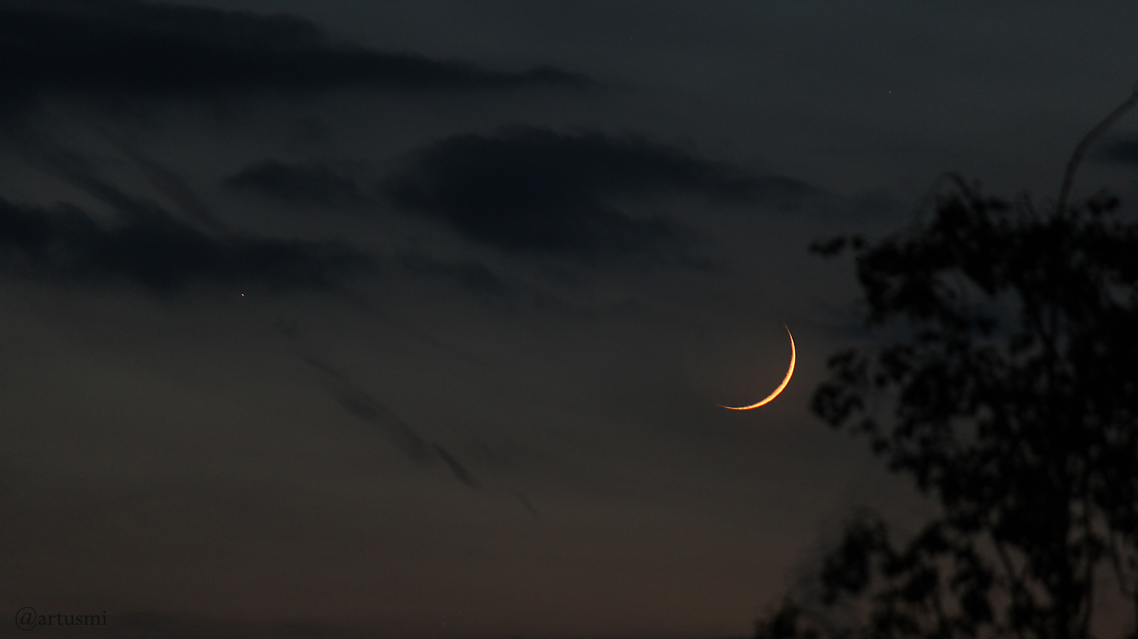 Stern Aldebaran, schmale Mondsichel und Stern Ain am 6. Mai 2019 um 21:49 Uhr