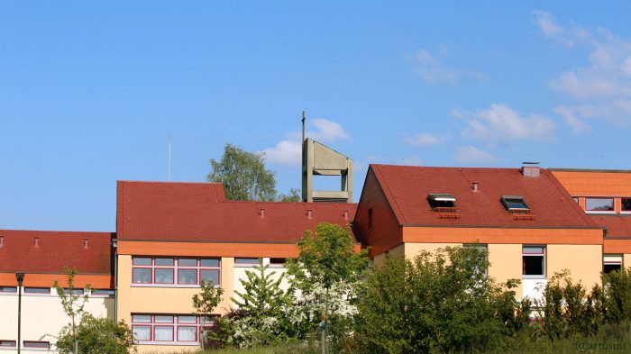 St. Josefs-Stift Eisingen mit Turm der St. Josefskirche