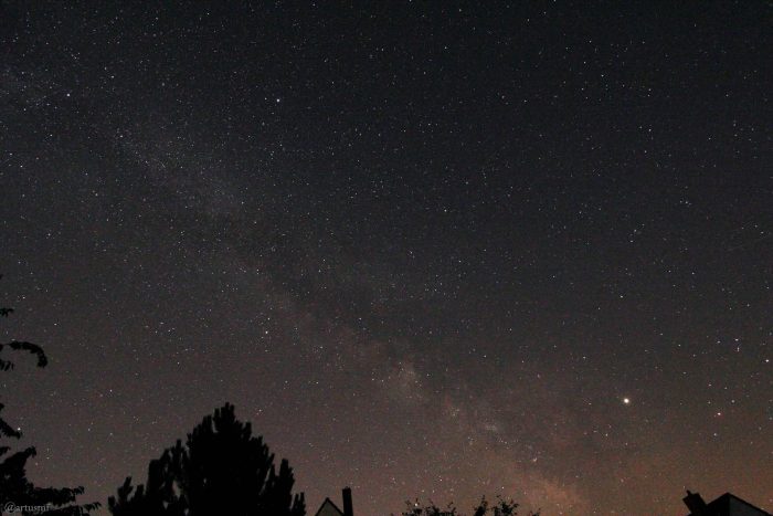 Die Milchstraße mit Sommerdreieck, Saturn und Jupiter am 29. Juni 2019 um 00:22 Uhr am Südhimmel von Eisingen.