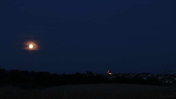 Mond und Kist bei Würzburg am 16. Juli 2019 um 21:57 Uhr