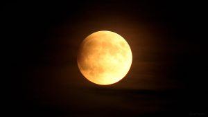 Der Mond kurz vor Beginn der partiellen Phase am 16. Juli 2019 um 22:00 Uhr
