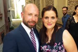 Flo und Julia vor der standesamtlichen Hochzeit