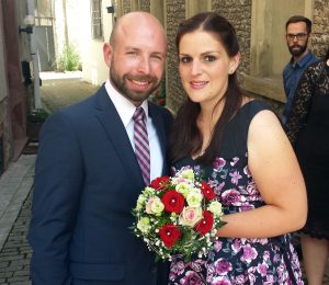 Flo und Julia vor der standesamtlichen Hochzeit