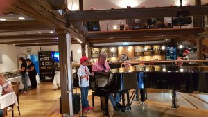 Artur Schmitt und Enkel Bastian an einem Flügel von Steinway & Sons