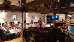Art und Enkel Bastian an einem Flügel von Steinway & Sons