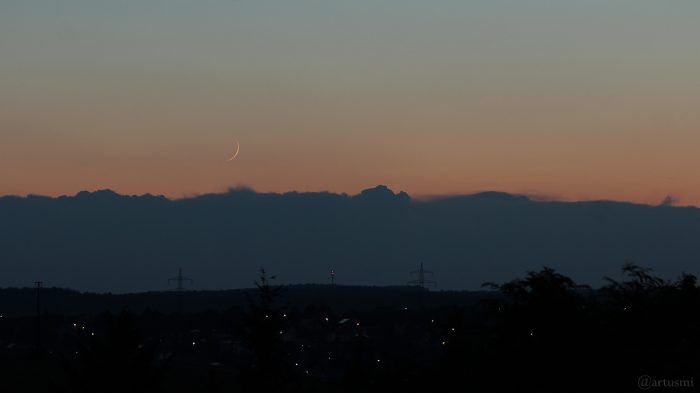 Schmale Mondsichel am 31. August 2019 um 20:41 Uhr am Westhimmel über Waldbrunn