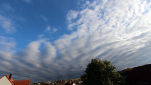 Ex-Hurrikanausläufer hinterlassen ihre Spuren am Himmel von Eisingen