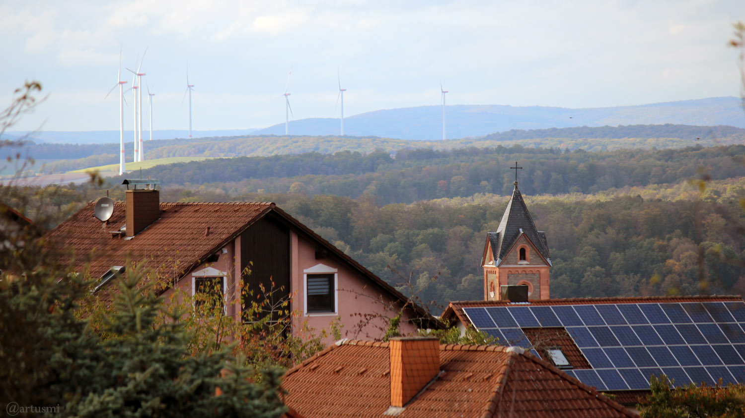 Blick von Eisingen auf die Windräder bei Helmstadt am 11. Oktober 2019