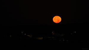 Untergehender Mond bei Waldbrunn am 13. Oktober 2019 um 06:40 Uhr