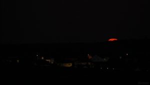 Untergehender Mond bei Waldbrunn am 13. Oktober 2019 um 06:43 Uhr