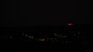 Untergehender Mond bei Waldbrunn am 13. Oktober 2019 um 06:43 Uhr