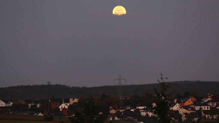 Untergehender Mond am 14. Oktober 2019 um 07:28 Uhr bei Waldbrunn